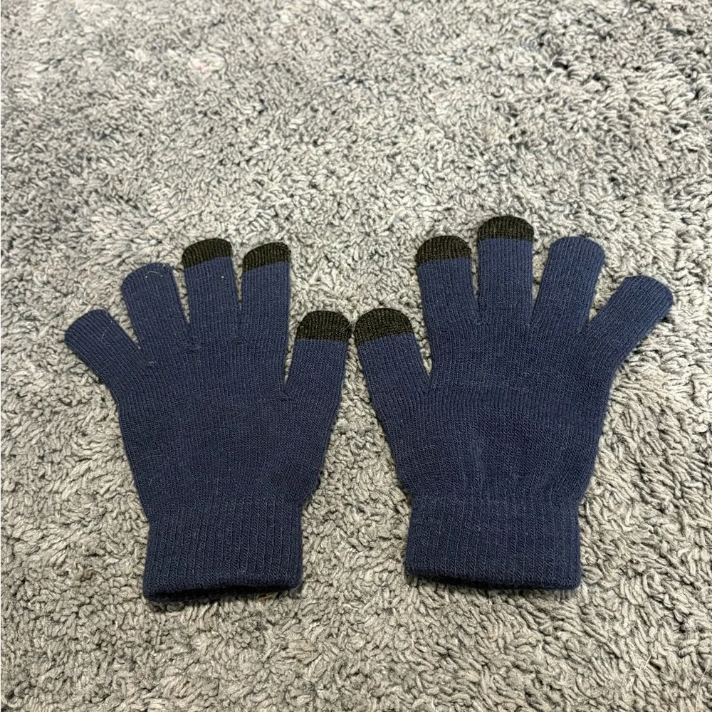 NWOT navy blue gloves with black tipped textable fingers and thumbs
